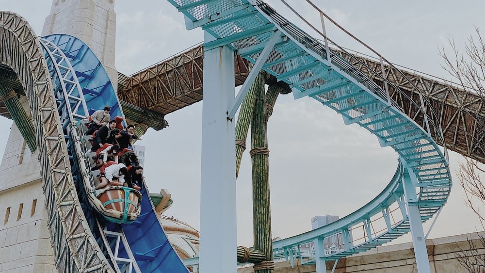 Expect to get wet at the drop of the Atlantis roller coaster at Lotte World! Credits: Konrad Ziemlewski on Unsplash