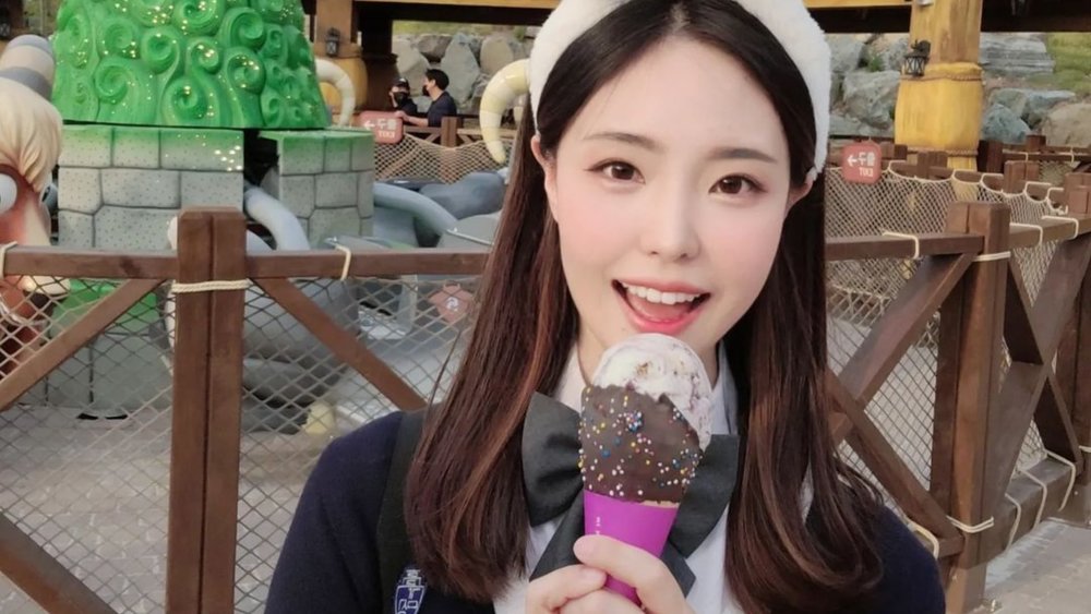 There are plenty of tasty treats to snack on at Lotte World! Credits: @yenny.rxx on Instagram