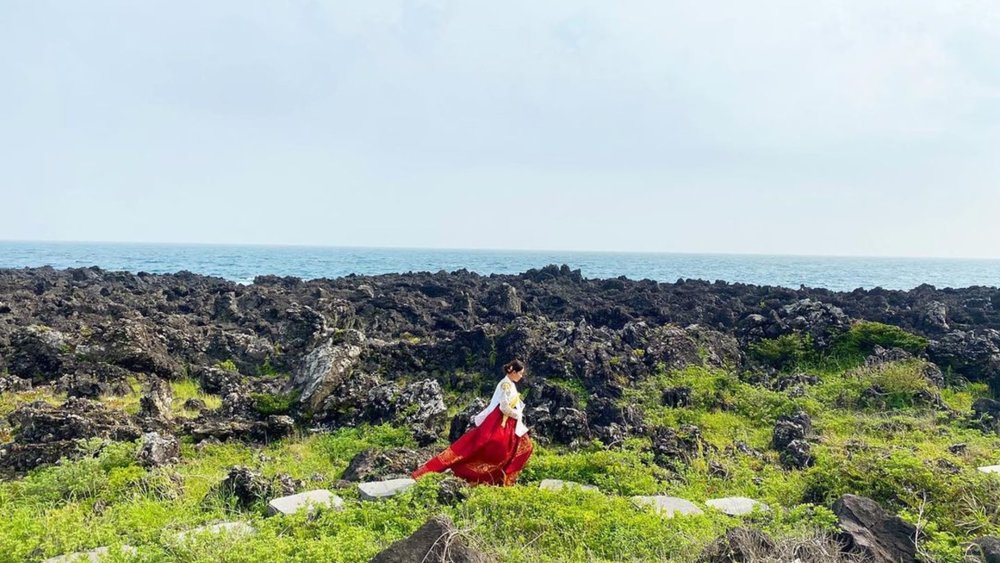 Explore the village while wearing the traditional hanbok! Credits: @jejufolk_village