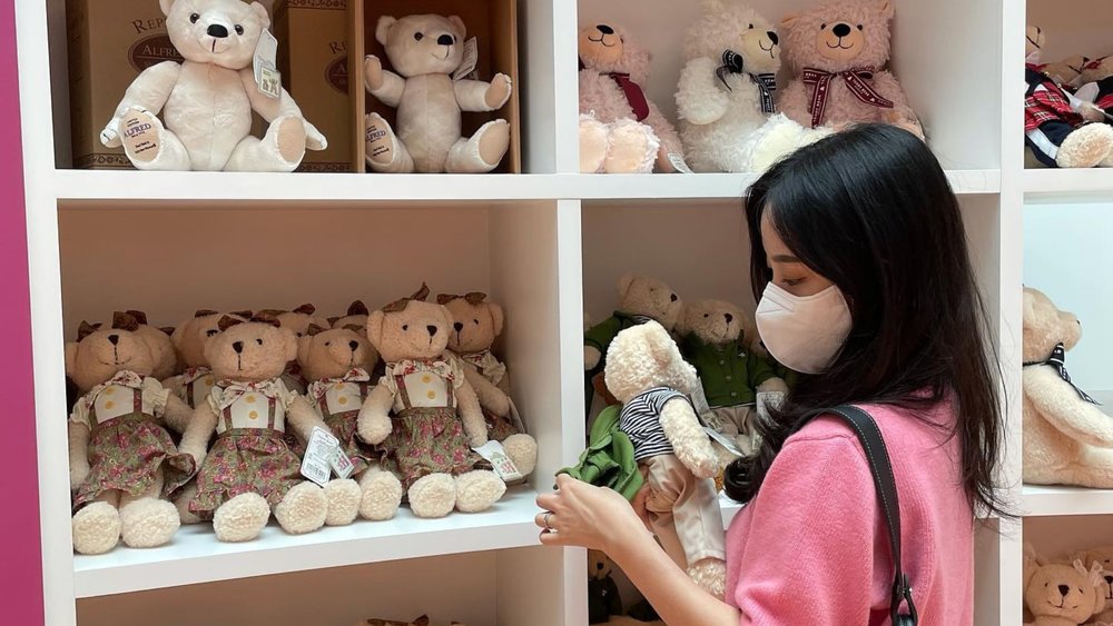 Like Lee Shin, get your own teddy bear companion in Jeju! Credits: @g7.oszo
