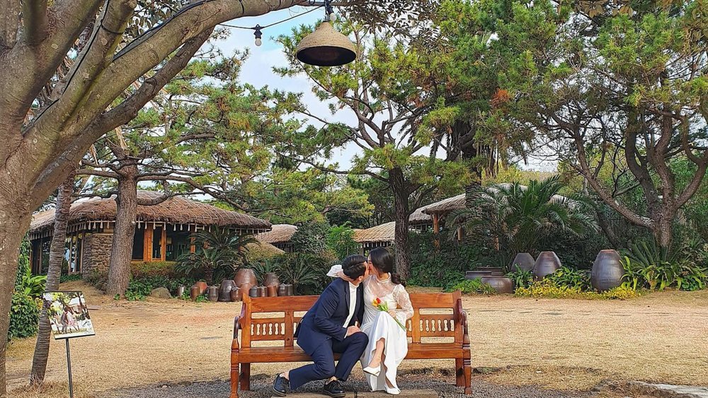 Relive your fave K-drama scene in Jeju. Credits: @arong_0.0