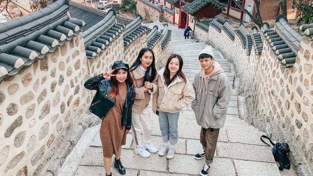 Explore old Korea’s walkways with your best mates! Image credits: @hinny_chuu on Instagram