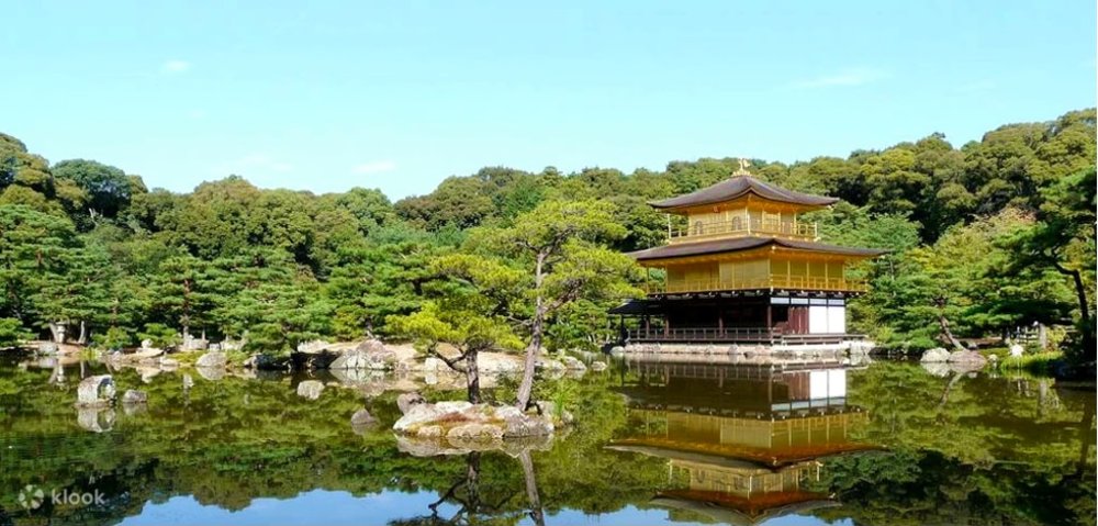 Pavilion reflection in the water