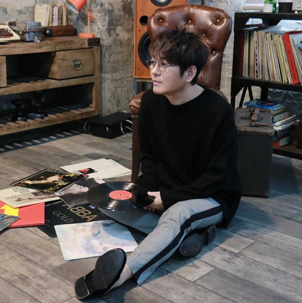 Seung Hun sitting in the grounds with record disk