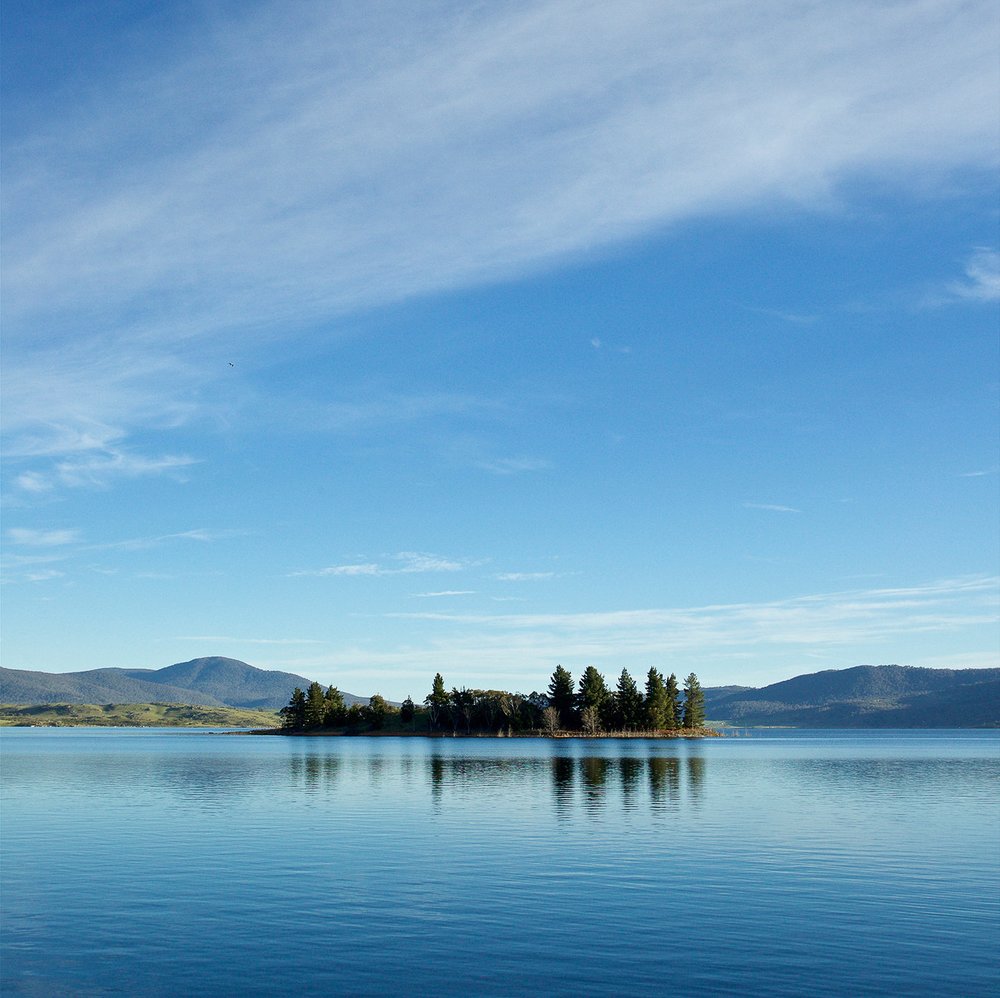 things to do around the snowy mountains lake jindabyne