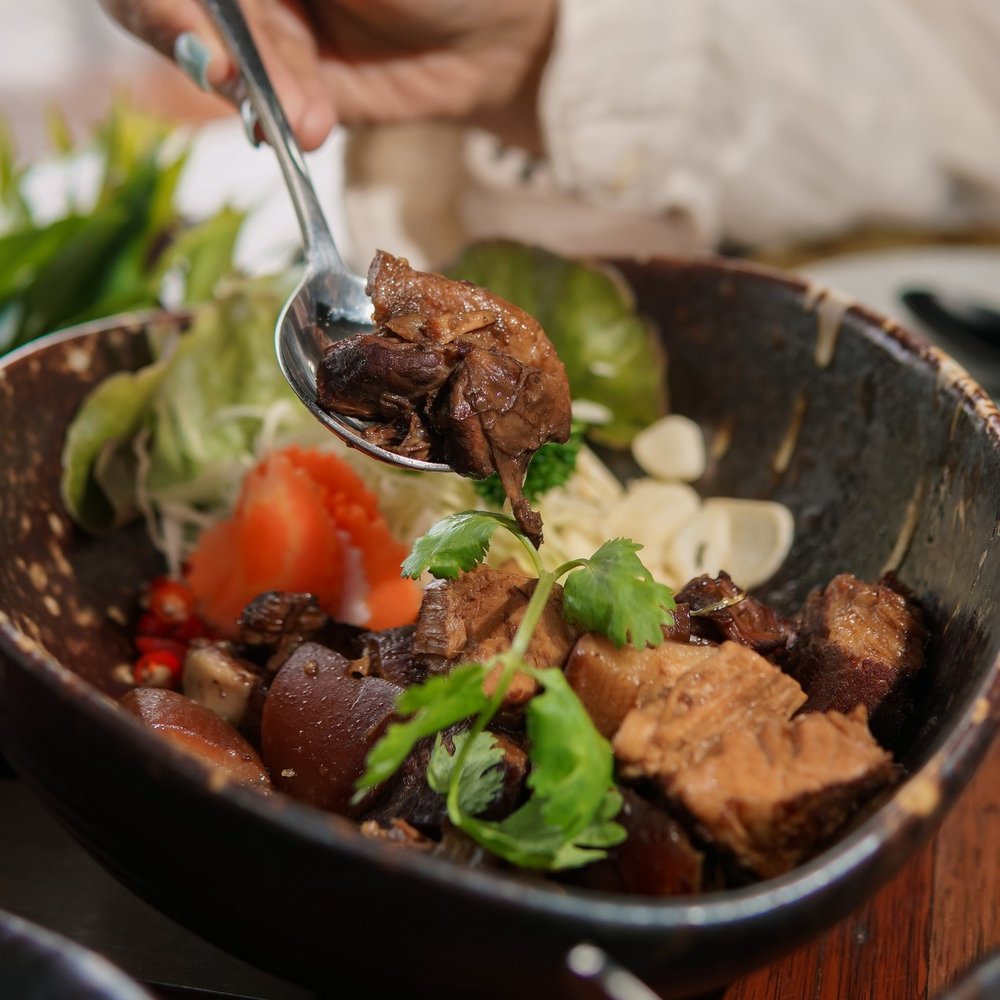 ทรีมังกี้ Three Monkeys Restaurant 