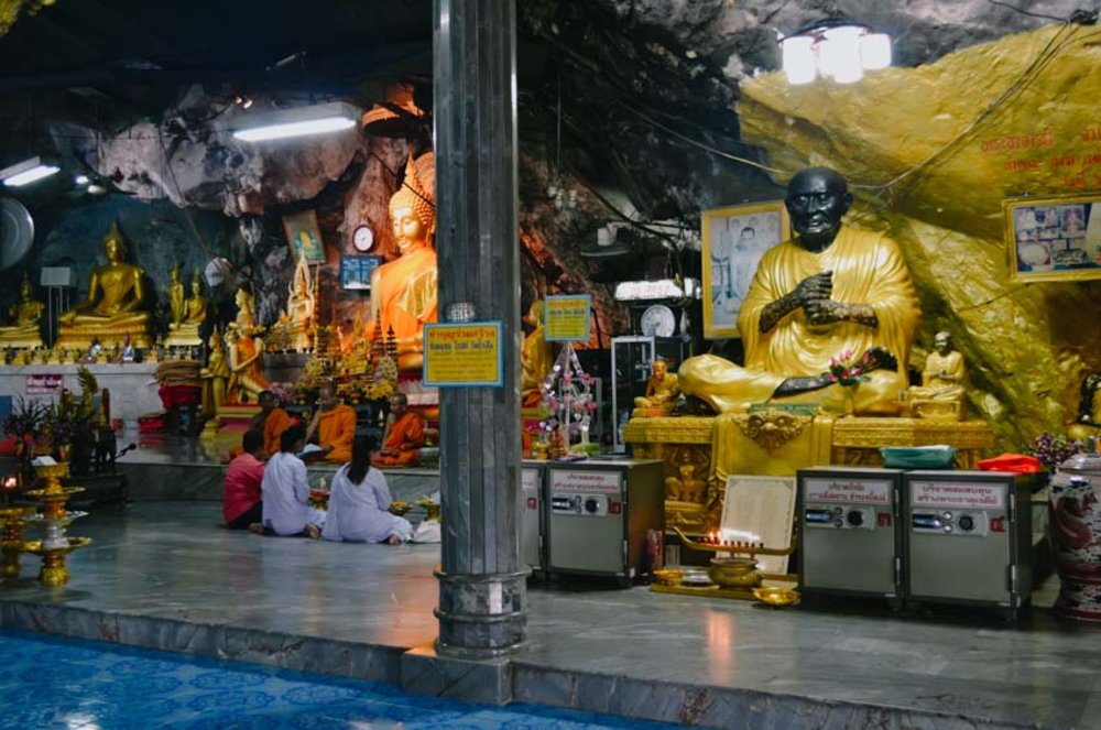 วัดถ้ำเสือจังหวัดกระบี่ ภาพถ่ายโดย Denis Costille