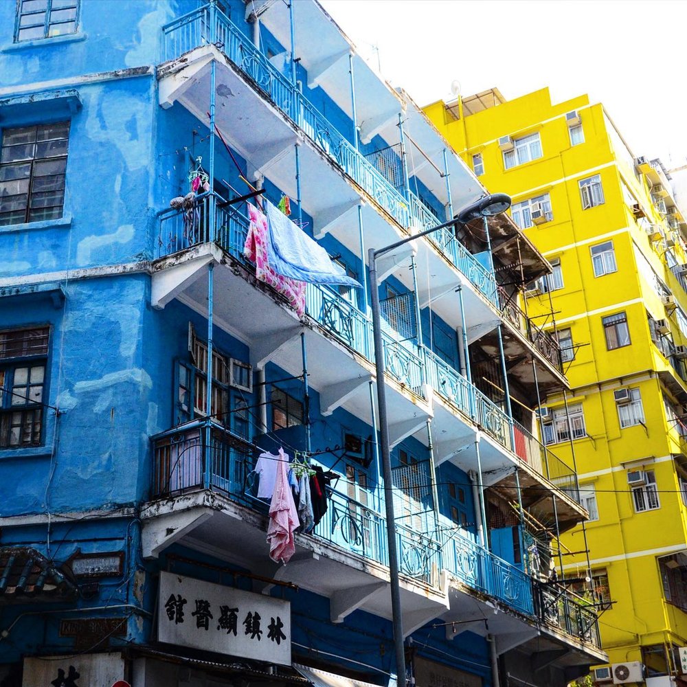 除了藍屋外,還有旁邊的黃屋和橙屋。 (Instagram @travelermarycorn)