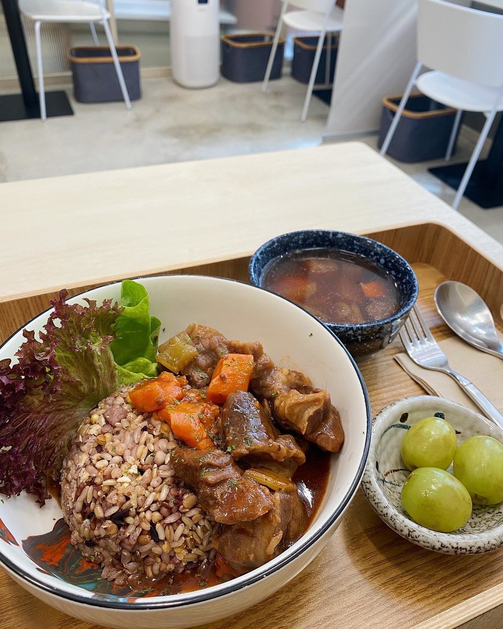 這裏的午餐包括主菜、十穀飯、湯及生果,大部分為有機食材,不加味精,少糖少鹽,份外健康。(Instagram @cteateat_foodie)