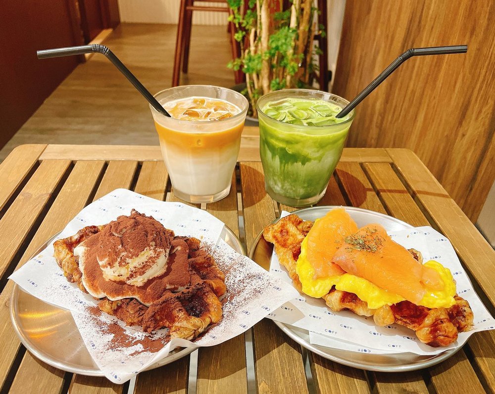 這裏主打的Croffle是由牛角包麵糰壓盛窩夫,口感更為酥脆,富有陣陣牛油香,無論鹹甜配料都適宜。(Instagram @hidden.lady)