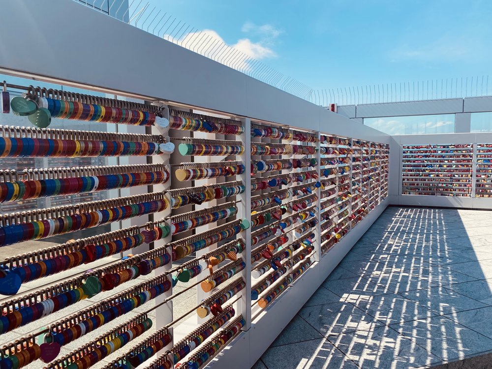 梅田スカイビル 空中庭園のハートロック Umeda Sky Building Kuchu Teien Observatory heart lock outdoors