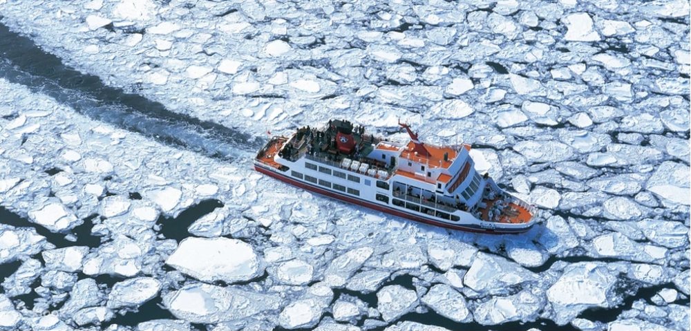 Ship sailing in the iceberge