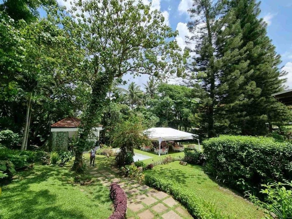 The Dining Room at Gourmet Farms ground