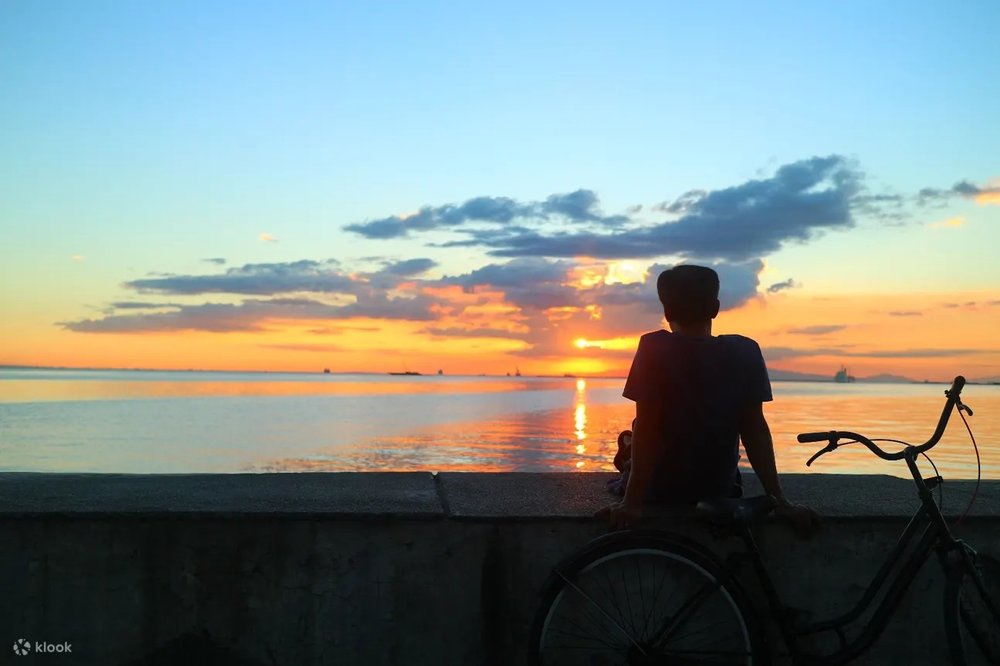 Watching sunset in Manila Baywalk