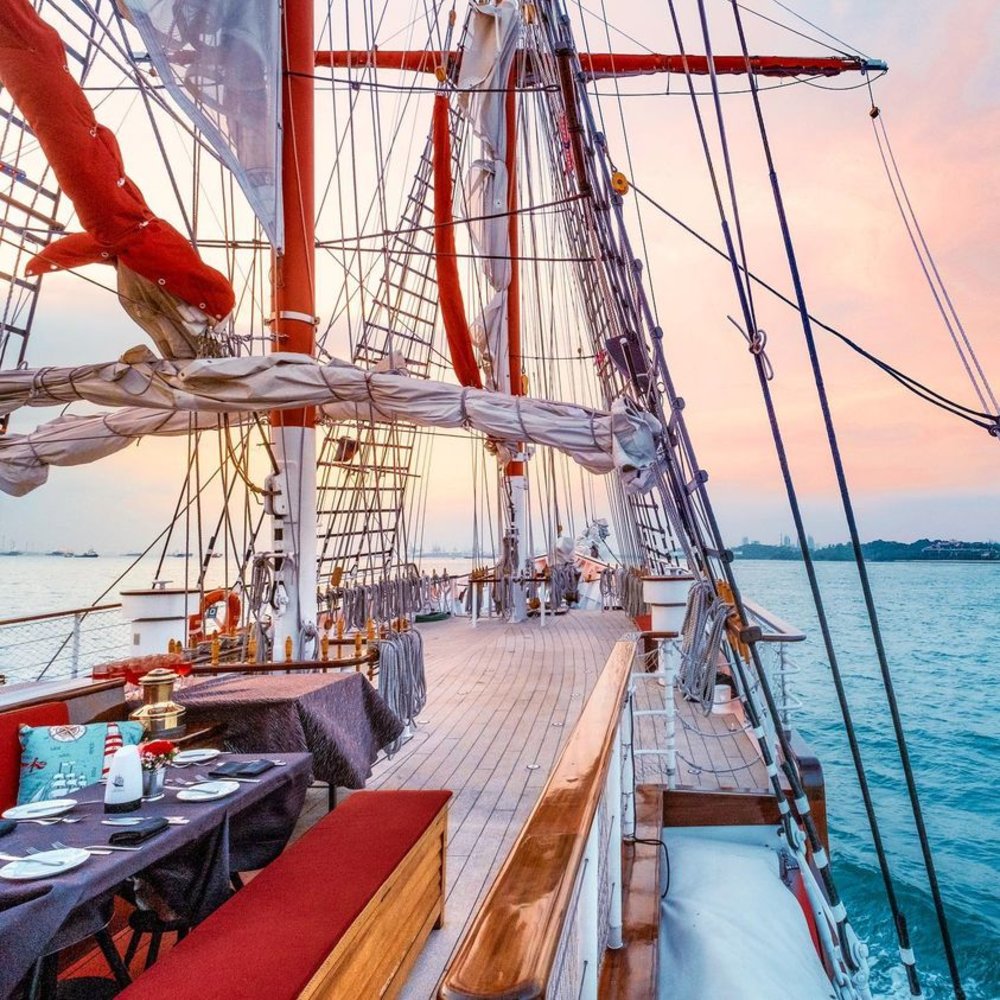 ดินเนอร์บนเรือ Royal Albatross 