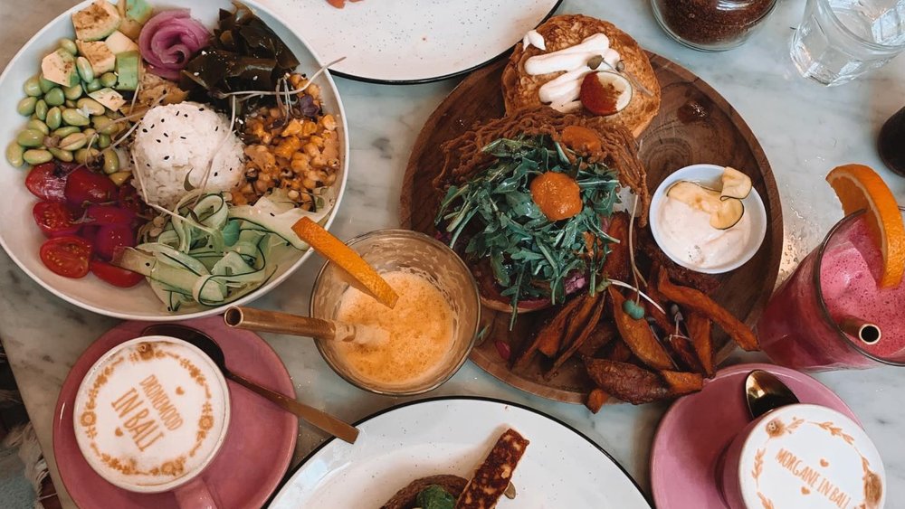 Food spots in Bali include cafés and restaurants that serve local and international cuisine. Credits: @instamo_v on Instagram