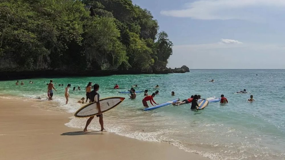 Uluwatu joins Canggu and Kuta, among others, as one of the many surf spots in Bali.  Credits: @teddy_kurniawan7 on Instagram
