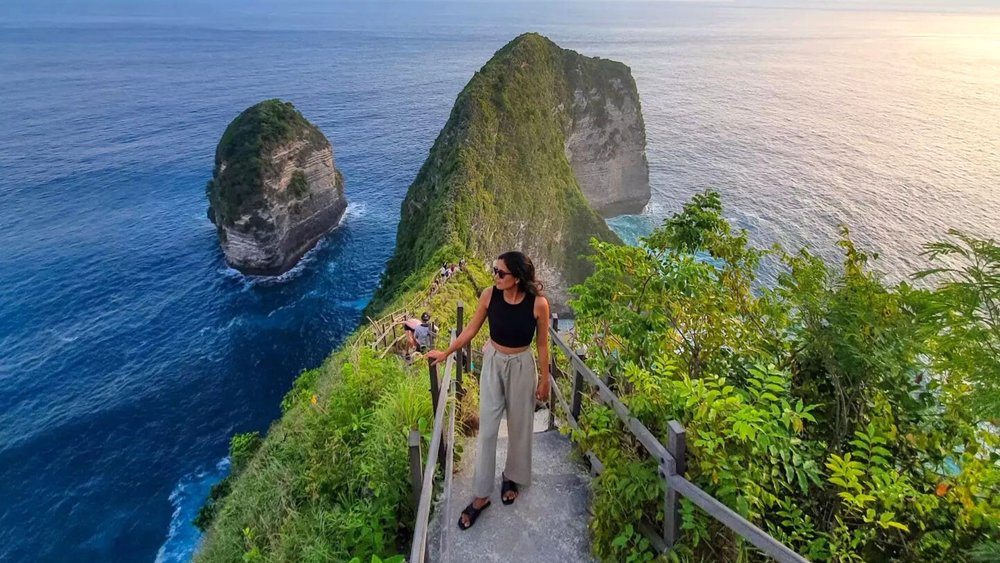 Posing with the T-rex cliffs is a must when in Nusa Penida! Credits: @nusapenida_viral on Instagram