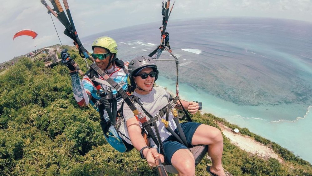 Uluwatu is an ideal paragliding location thanks to its many cliffsides.  Credits:  @williamsunarja on Instagram