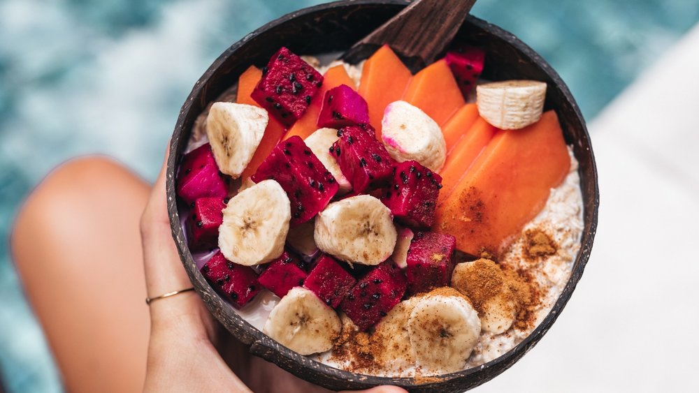 Enjoy a refreshing smoothie bowl by the beach in Canggu! Credits: Alexandra Andersson on Unsplash