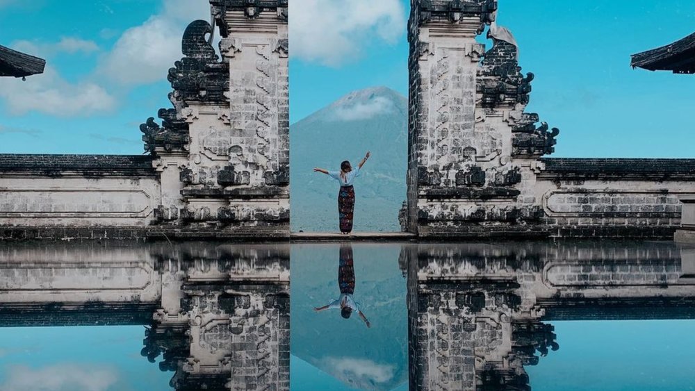 The famed Gates of Heaven can be found on the slopes of Mount Lempuyang. Credit: cateyibi