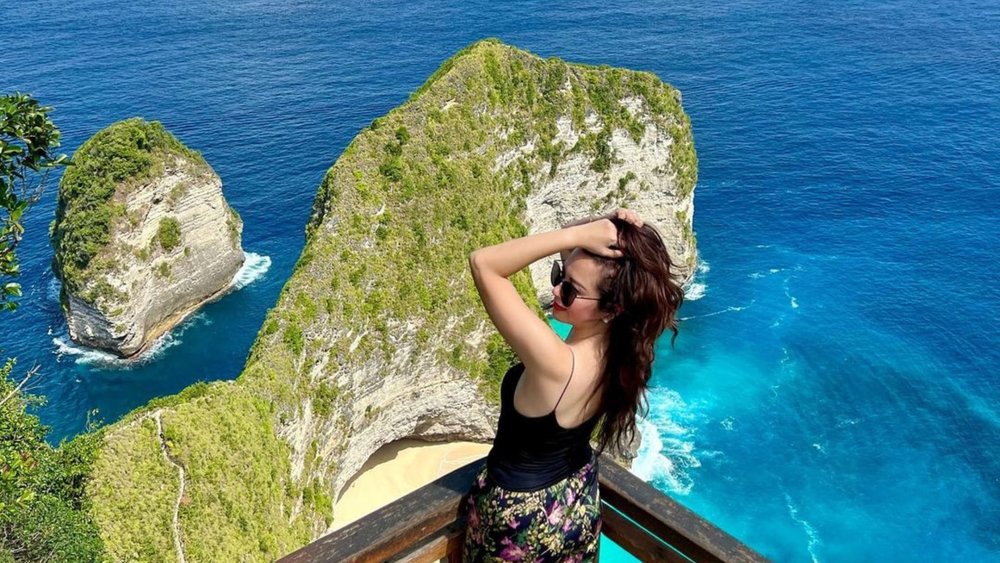 Head to Kelingking Beach for a photo of one of Bali’s most recognisable spots. Credit: carolinepoh79