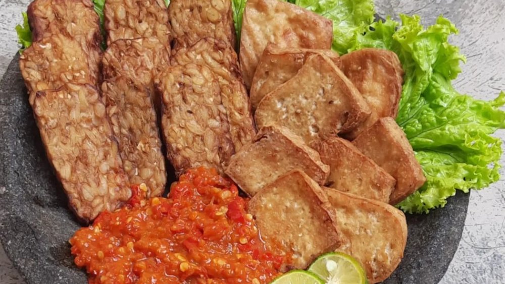 Tahu means tofu, while tempe is fermented soybeans. Image credits: @dapoer_mabelle on Instagram