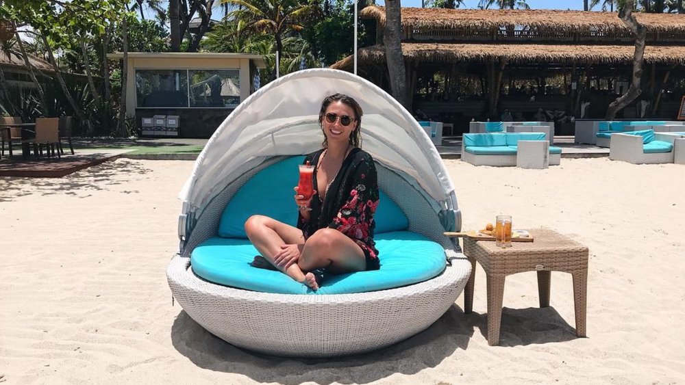 Soak in the sun as you sip on cocktails. Credits: @julia_gavrilyuk