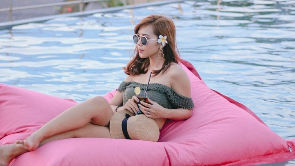 Lounge by De Vins’ pool before heading to BLU. Credits: @srikmartini13