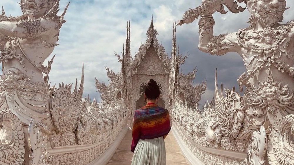 Snap photos of the stunning Wat Rong Kun temple at Chiang Rai. Credit: yoleeski