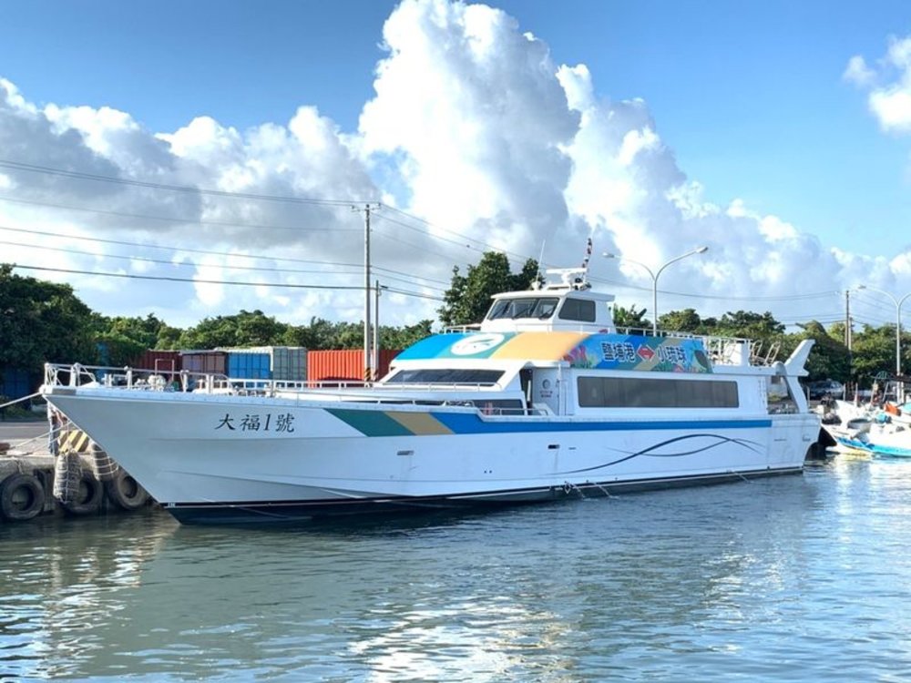 往返鹽埔漁港及小琉球的船