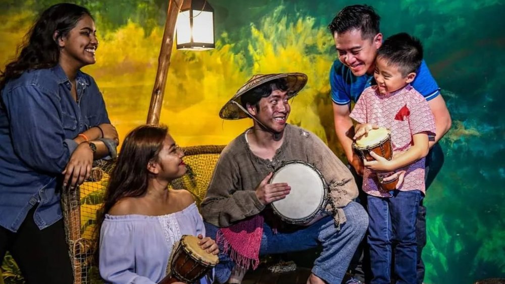 The Malay Fishing Village set depicts the signing of a treaty during the founding of Singapore