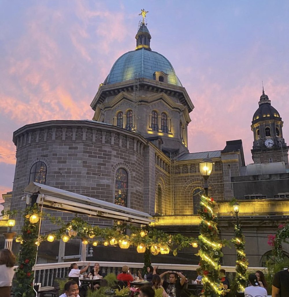 La Cathedral Café at night