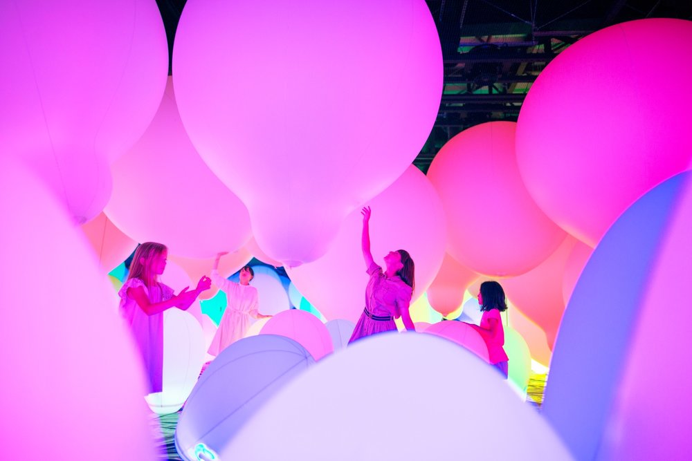 Kids having fun in teamLab Borderless
