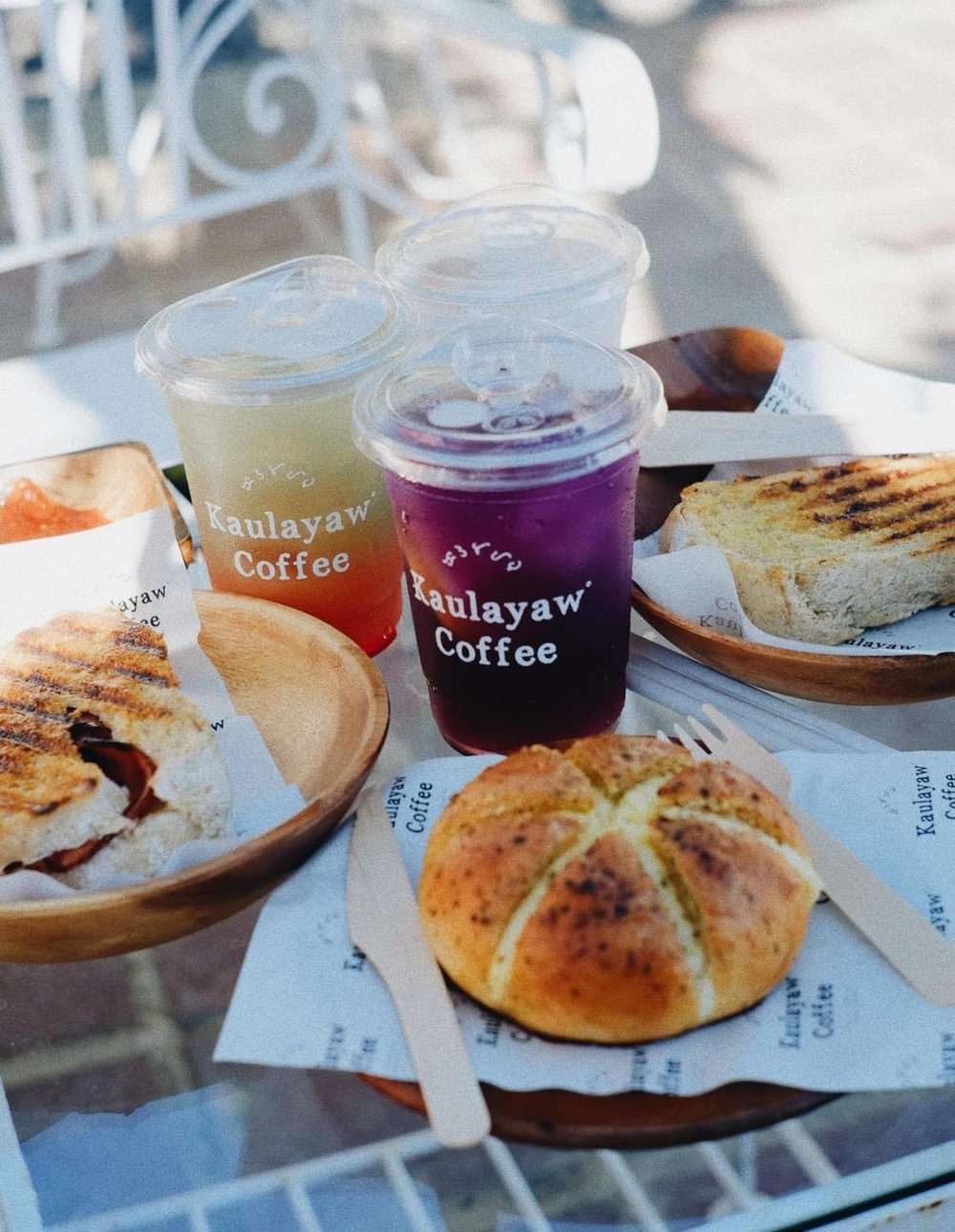 Drinks and sandwiches in the table