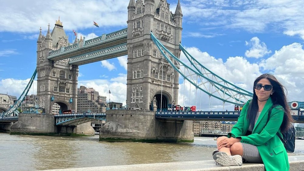 Get a fantastic photo of the bridge by the side of River Thames. Credit: casandrait