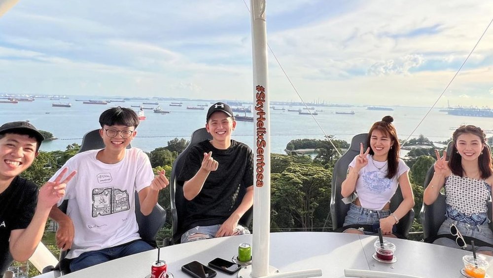 Enjoy the views of Singapore aboard the SkyHelix. Credits: @tresa_1205 and @x.lik