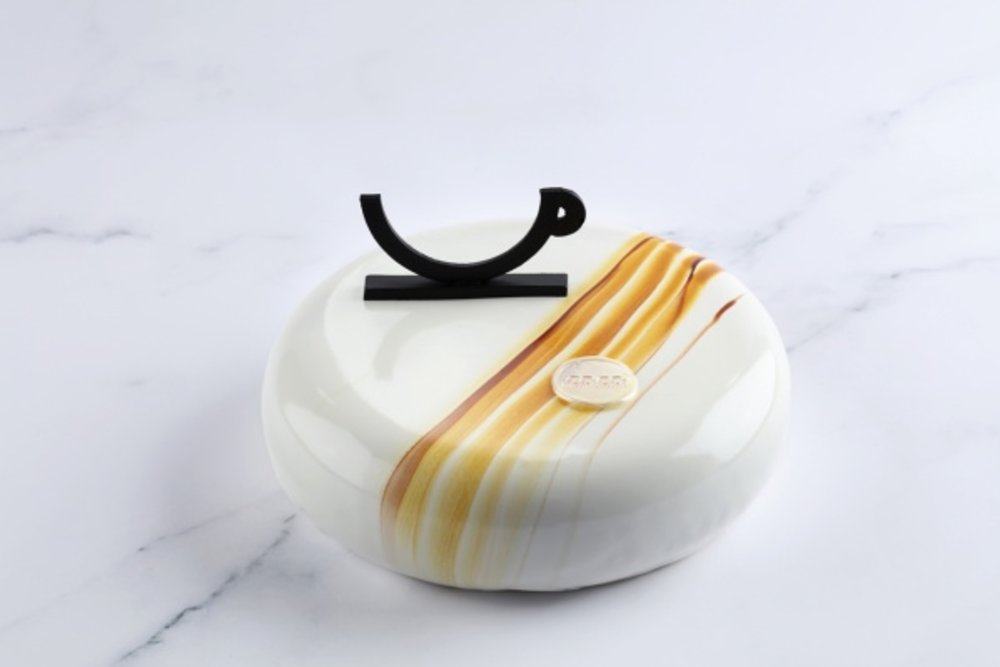 The Mira Hong Kong COCO 熱賣的 White Cafe Latte,內有白咖啡朱古力忌廉、榛子Joconde杏仁蛋糕及榛子脆餅底。