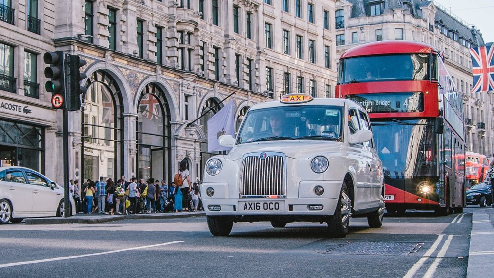 Buzz through public transport like a pro using the Oyster card! Photo by Sabrina Mazzeo on Unsplash