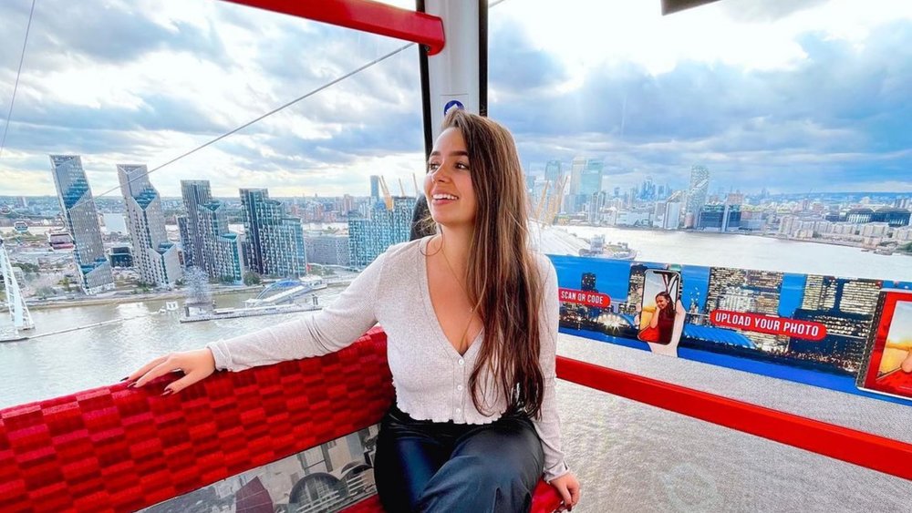 Have a relaxing ride over the River Thames on an Emirate Air Line cable car. Credits: @joanajs on Instagram
