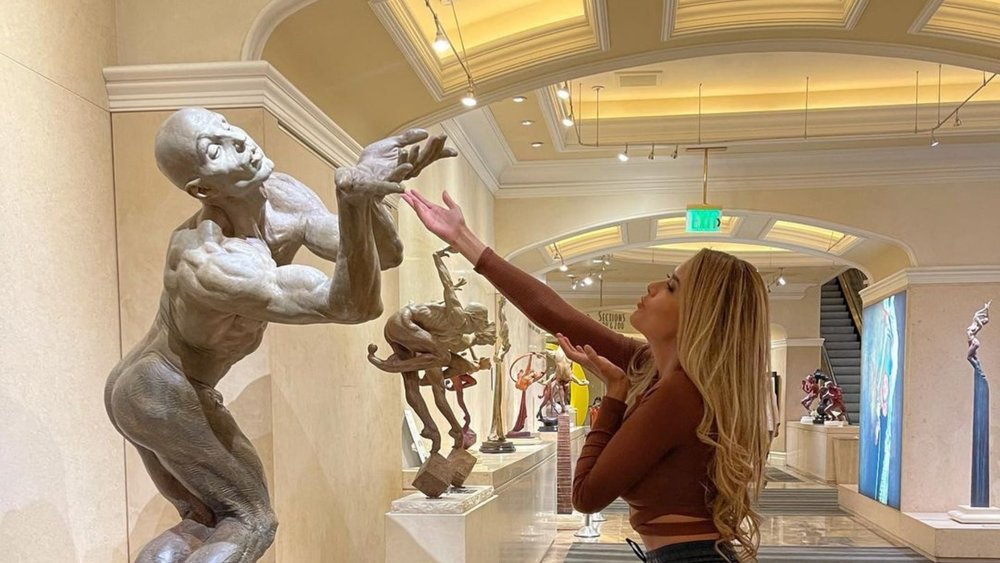 Entertain yourself with the Bellagio statues while you wait for the show. Credits: @natalyarbelaez1