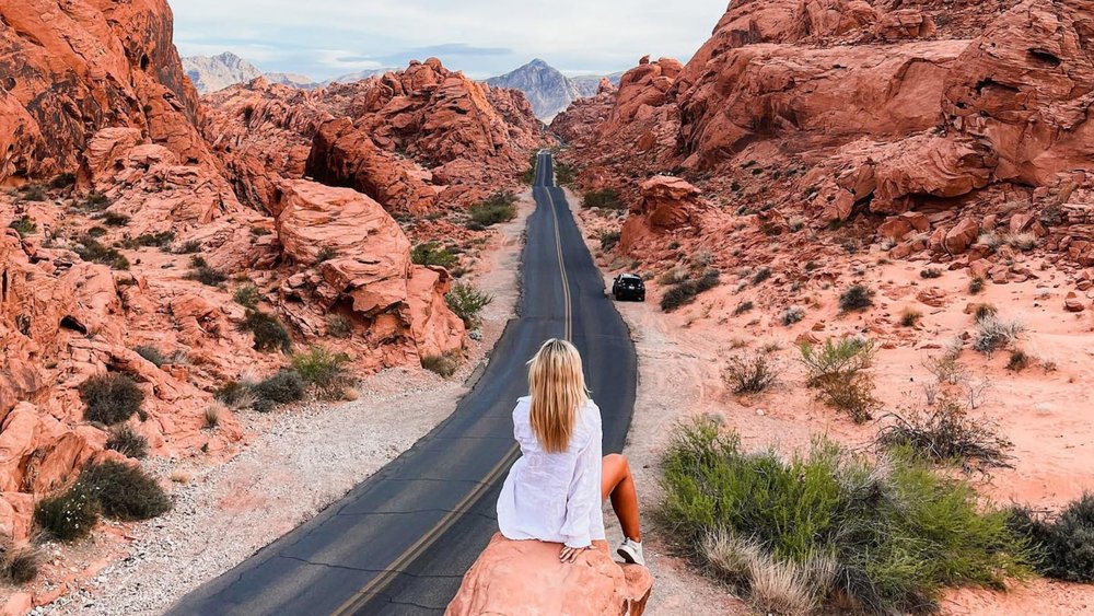 Enjoy the sights of ochre-red rocks at the Valley of Fire. Credits: @alex_gubera