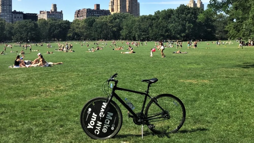 Among the top things to do in New York: bike around Central Park and meet local cyclists!