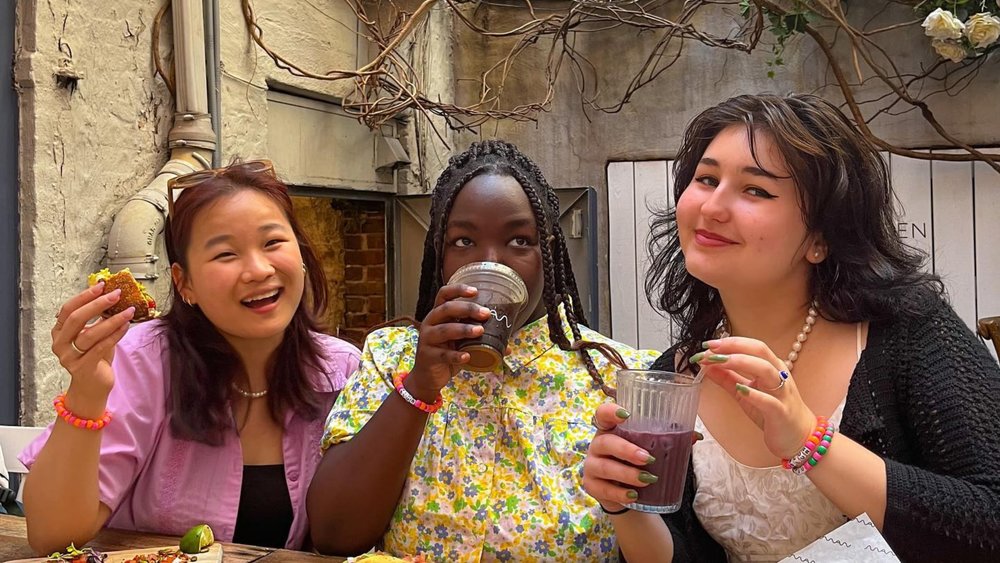 Food and friends go together at Chelsea Market! Image credits: @plutopaula on Instagram