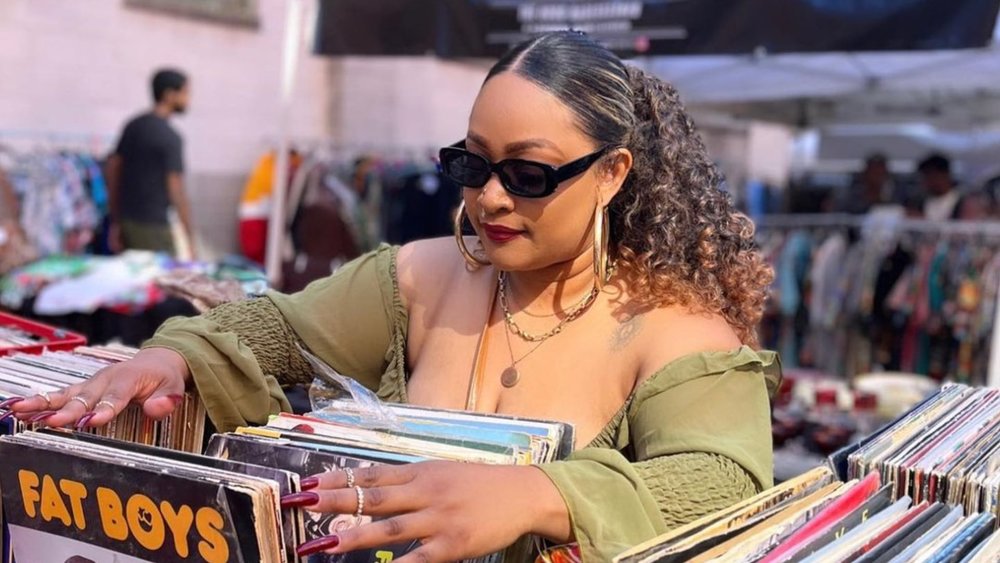 Find gold records at Brooklyn Flea Market! Image credits: @badcurlriri on Instagram