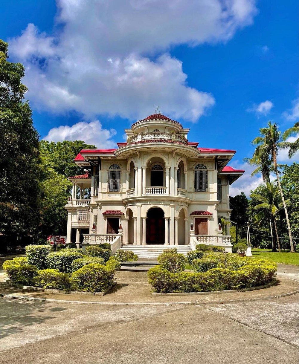 Molo Mansion Facade