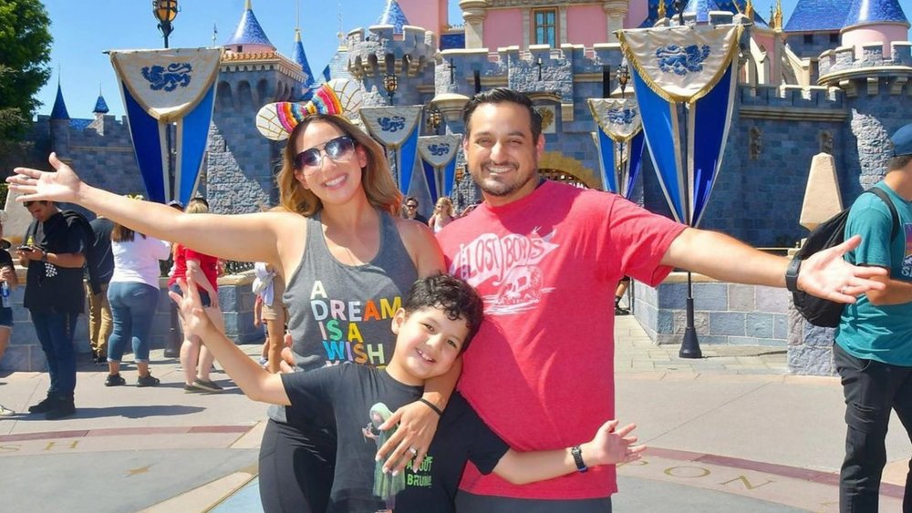 Take the most magical family picture at Disneyland! Image credits: @lizettevalles on Instagram
