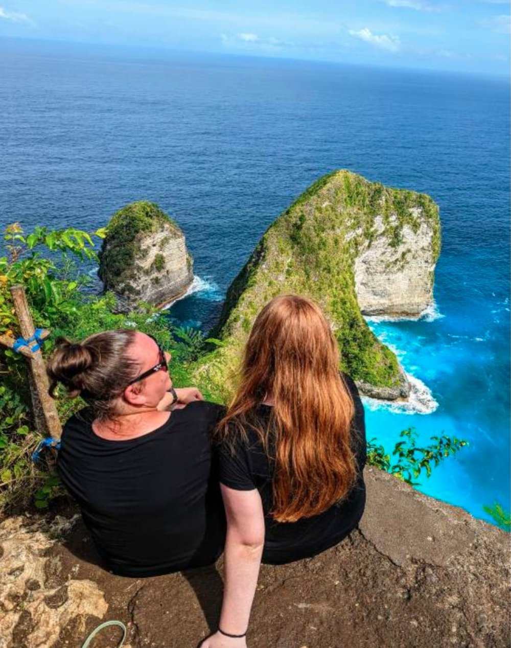 mother and daughter enjoying the view at kelingking beach