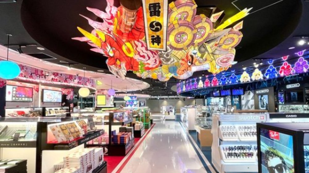 Salah satu duty free store di Narita International Airport. Credits @narita.airport_official