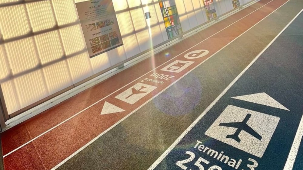 Jalur pejalan kaki antara Terminal 2 & 3. Credits @narita.airport_official